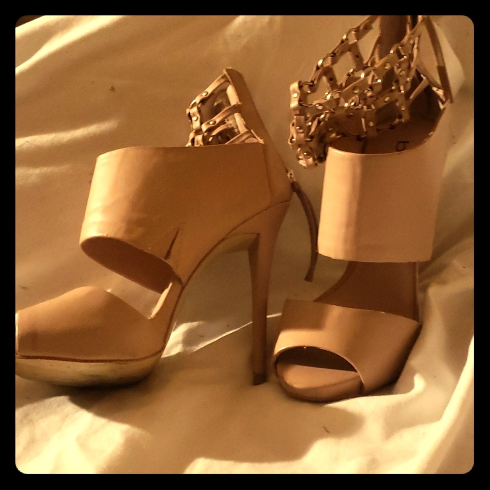 Size 7 women's babe named hills
